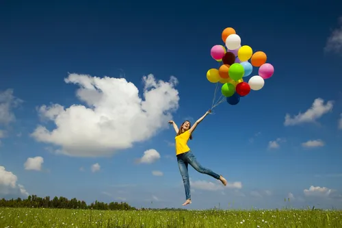 Счастье Обои на телефон человек прыгает в воздухе с воздушными шарами в руке