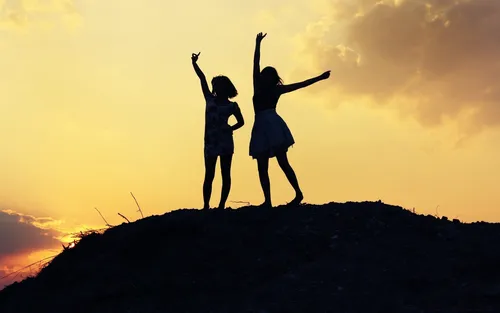 Счастье Обои на телефон пара девушек, стоящих на холме с поднятыми руками