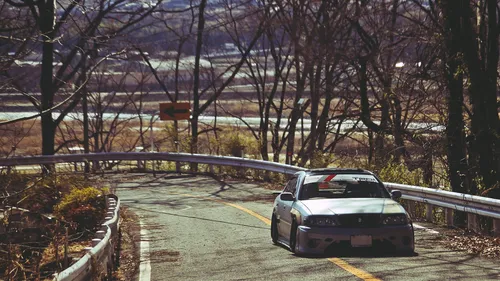Тойота Обои на телефон белый автомобиль на дороге с деревьями по обе стороны