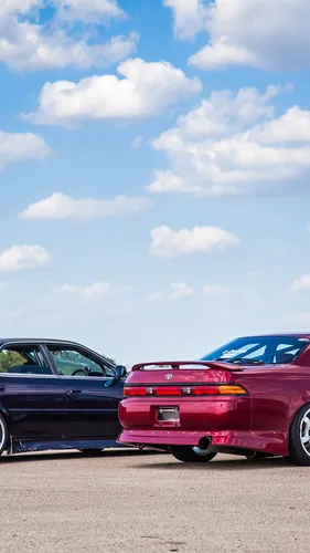 Тойота Обои на телефон пара машин, припаркованных на парковке под голубым небом