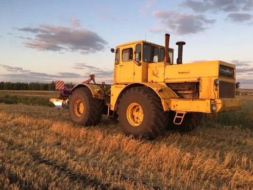 Трактора Обои на телефон желтый трактор в поле