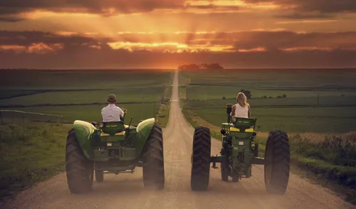 Трактора Обои на телефон пара человек за рулем тракторов по грунтовой дороге с закатом на заднем плане