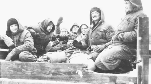 Перевал Дятлова Фото группа людей, сидящих на земле
