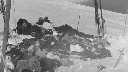 Перевал Дятлова Фото черно-белая фотография человека, лежащего в заснеженном поле