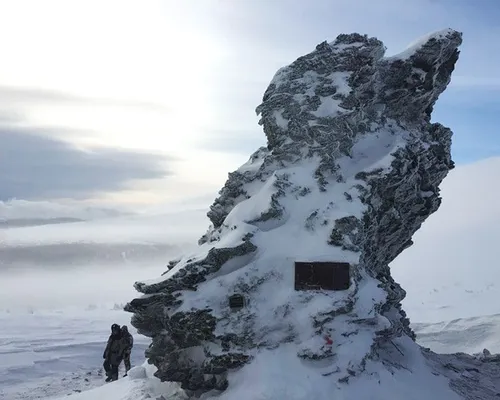 Перевал Дятлова Фото большая скала со снегом