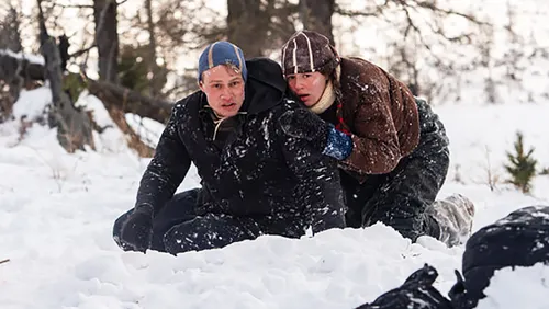 Мисс Джирачи, Перевал Дятлова Фото два человека сидят на снегу