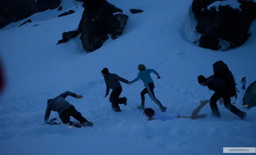 Перевал Дятлова Фото группа людей спускается на лыжах с горы