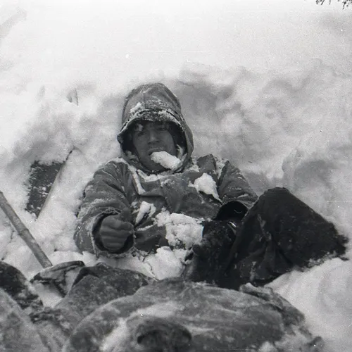 Перевал Дятлова Фото человек, лежащий на снегу