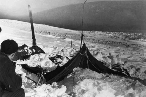 Перевал Дятлова Фото человек, лежащий на земле с большим пистолетом