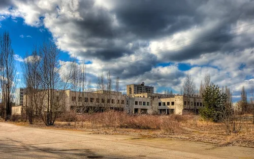 Чернобыль Обои на телефон здание с деревьями перед ним