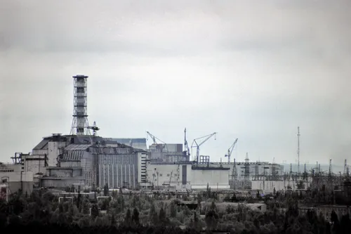 Чернобыль Обои на телефон большое здание с кранами