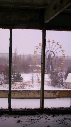 Чернобыль Обои на телефон вид на снежный пейзаж через окно