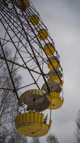 Чернобыль Обои на телефон колесо обозрения с желтыми и черными огнями