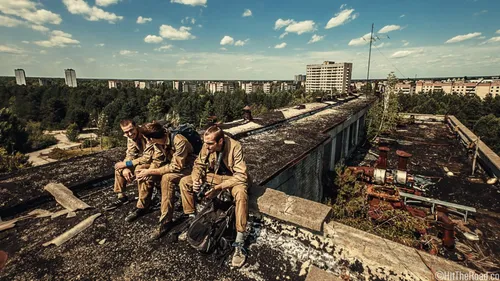 Чернобыль Обои на телефон группа людей, сидящих на стене