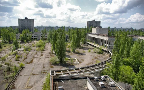 Чернобыль Обои на телефон пейзаж с деревьями и зданиями