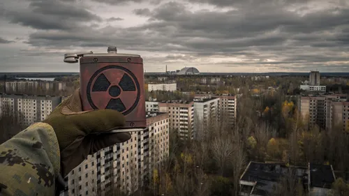 Чернобыль Обои на телефон человек с камерой на голове с видом на город