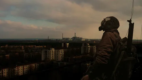 Чернобыль Обои на телефон человек в противогазе с пистолетом