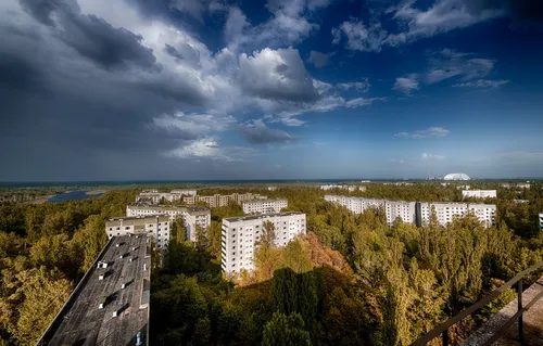 Чернобыль Обои на телефон большое здание, окруженное деревьями