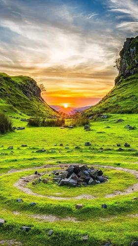 Природа Hd Обои на телефон травянистая местность со скалами и закатом на заднем плане
