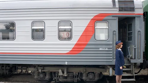 Ржд Обои на телефон человек стоит рядом с поездом