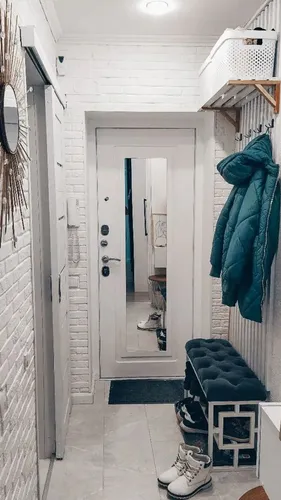 Прихожая Фото белая дверь с зеркалом и стулом перед ней