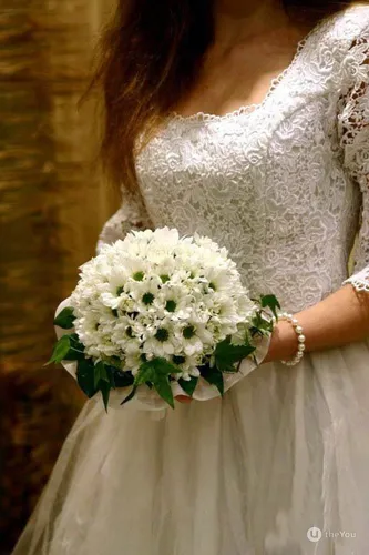 Свадебные Фото женщина в белом платье с букетом цветов