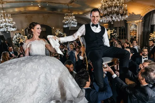 Фатьма Бетюль Саян Кайя, Свадебные Фото мужчина и женщина танцуют