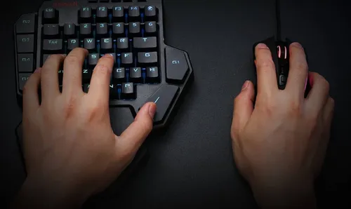 Клавиатура Фото пара рук на компьютерной мыши