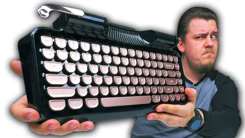 Клавиатура Фото мужчина, держащий клавиатуру