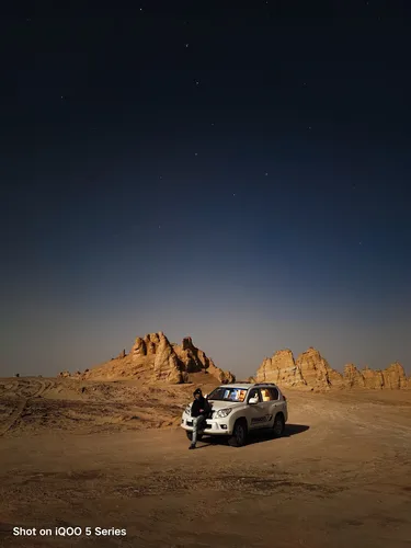 Красивые Фото человек, стоящий рядом с автомобилем в пустыне