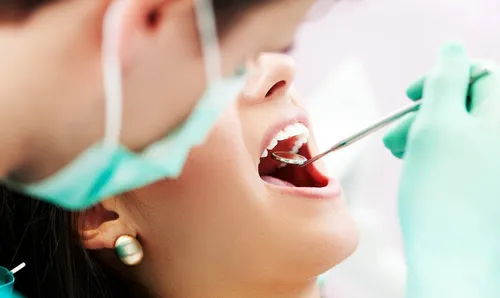 Стоматит Фото женщина чистит зубы