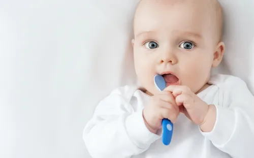 Стоматит Фото ребенок держит зубную щетку