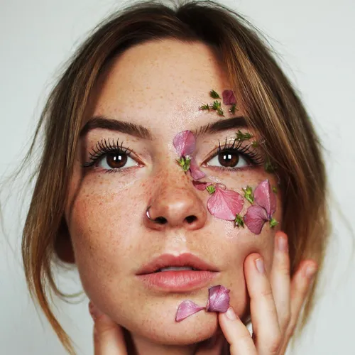 Атопический Дерматит Фото женщина с цветами на лице
