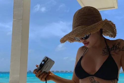 Инстасамки Фото женщина в соломенной шляпе держит телефон