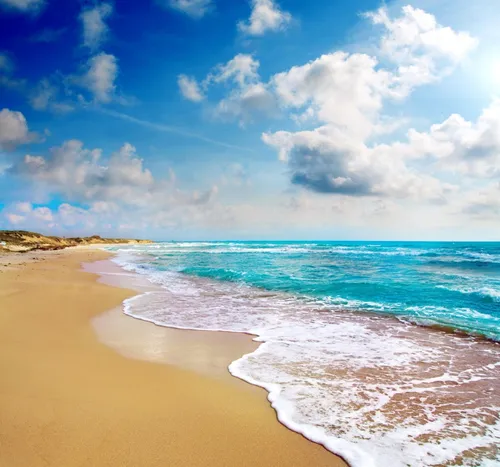 Моря Фото пляж с чистой голубой водой и облаками в небе