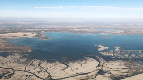 Моря Фото большой участок земли с водоемом вдалеке