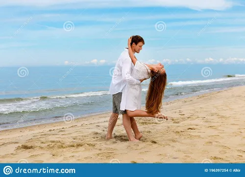 Мерл Васмут, Штефан Хокке, Моря Фото мужчина и женщина танцуют на пляже