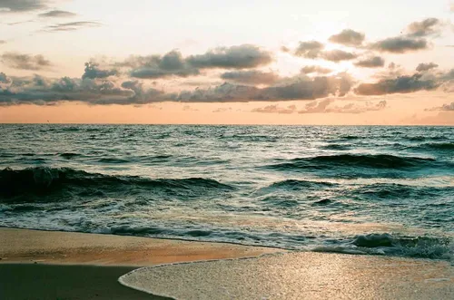 Моря Фото пляж с волнами и облачным небом