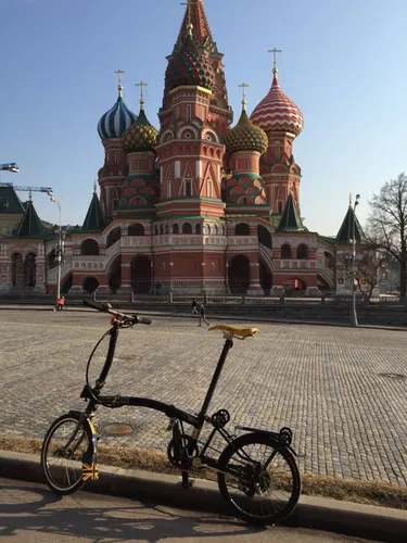 Радикал Фото велосипед, припаркованный перед зданием с башнями