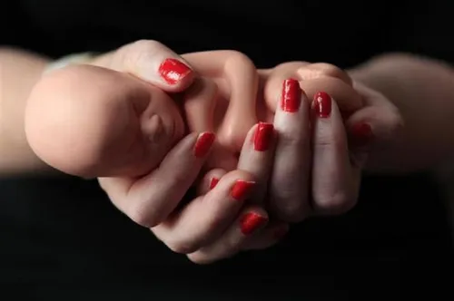 Выкидыш 16 Недель Фото женские руки с красными ногтями