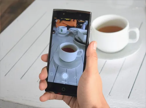 Приложение Для Обработки Фото рука с телефоном и чашкой кофе