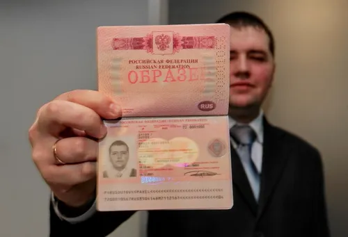 На Загранпаспорт Фото мужчина с паспортом