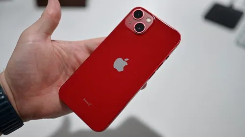 Айфон 13 Фото рука, держащая красный сотовый телефон