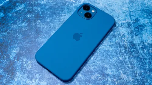 Айфон 13 Фото мобильный телефон на синем одеяле