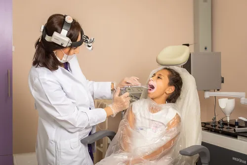 Гнойная Ангина Фото стоматолог осматривает пациента