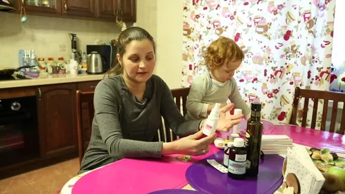 Гнойная Ангина Фото женщина и ребенок сидят за столом с едой и напитками
