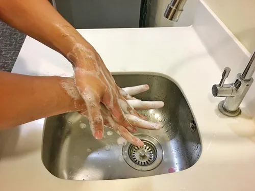 Гнойная Ангина Фото человек моет руки в раковине