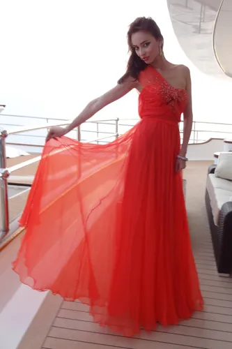 Зарема Салихова Фото женщина в красном платье