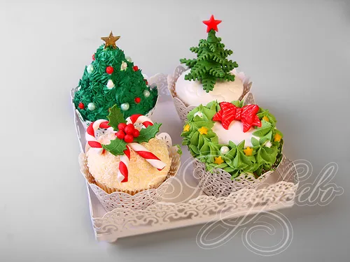 Новогодние Фото пара украшенных кексов