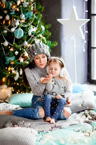 Новогодние Фото человек и ребенок сидят на диване перед елкой